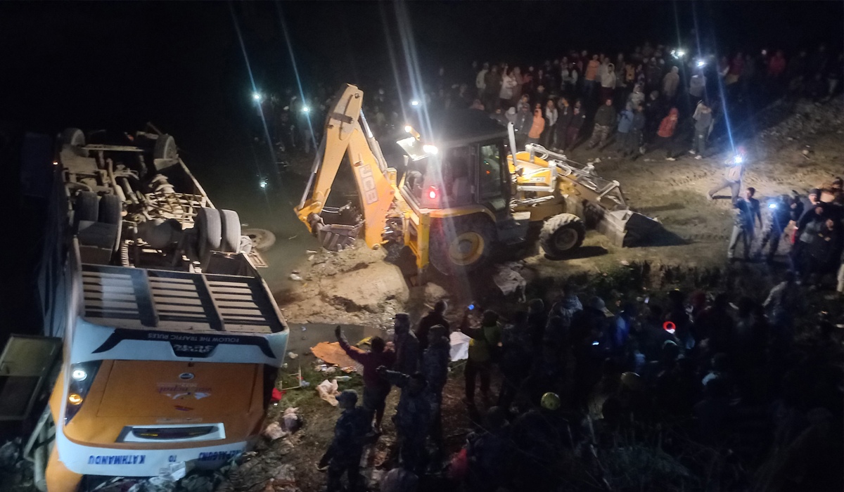 नेपालगञ्जबाट काठमाडौँ जाँदै गरेको बस दाङमा दुर्घटना